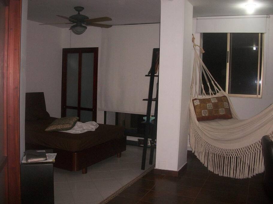 Habitación principal amplia, cómoda y moderna