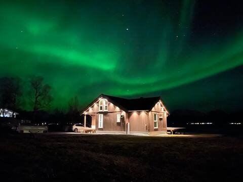 New luxury cottage, sauna, gorgeous views and scenery