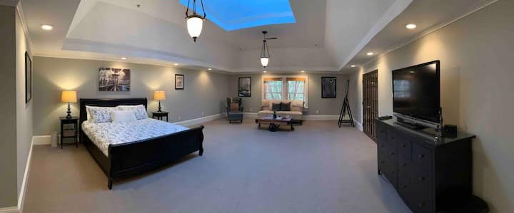 Dormitorio principal en la planta superior con tragaluz y balcón Juliette con vistas a una gran habitación