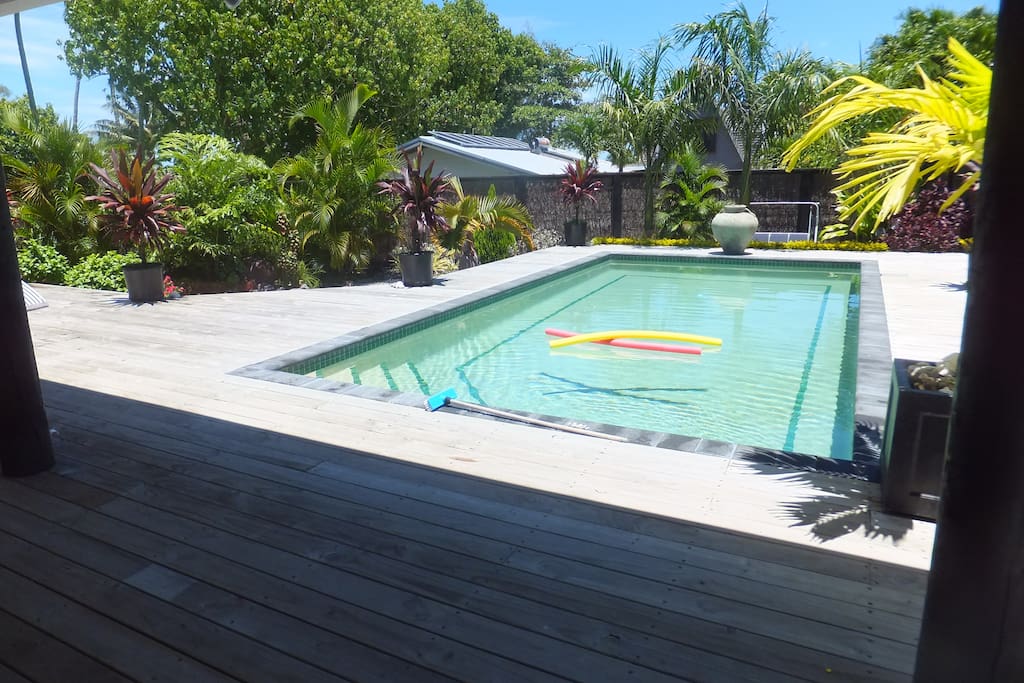 Swimming pool, sunbathing area & garden