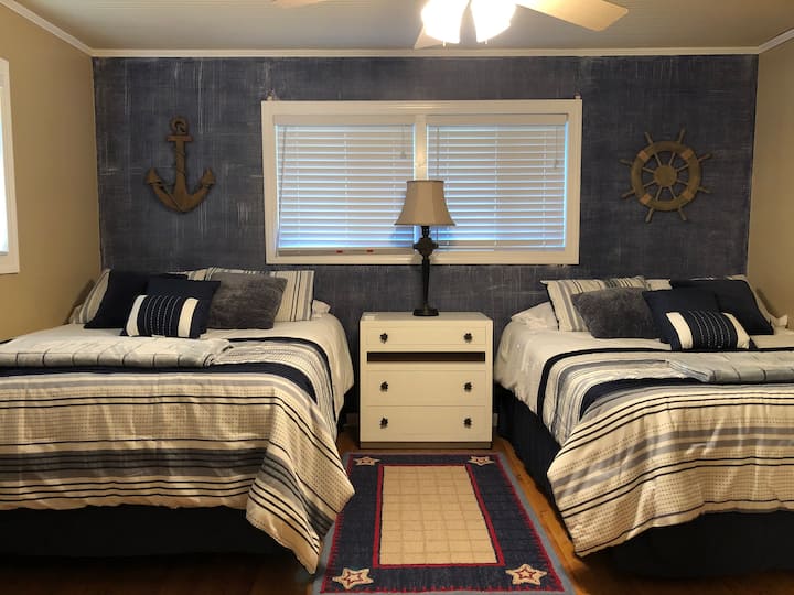 Druga spavaća soba ima 2 bračna kreveta (160x200) i veliki ormar.  