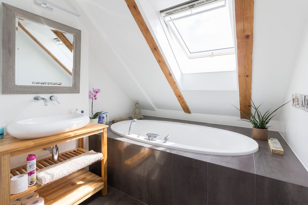 Upstairs "spa" bathroom with hot-tub (air jets) for two