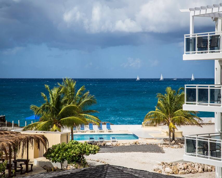 Pool, swim up bar, on the ocean