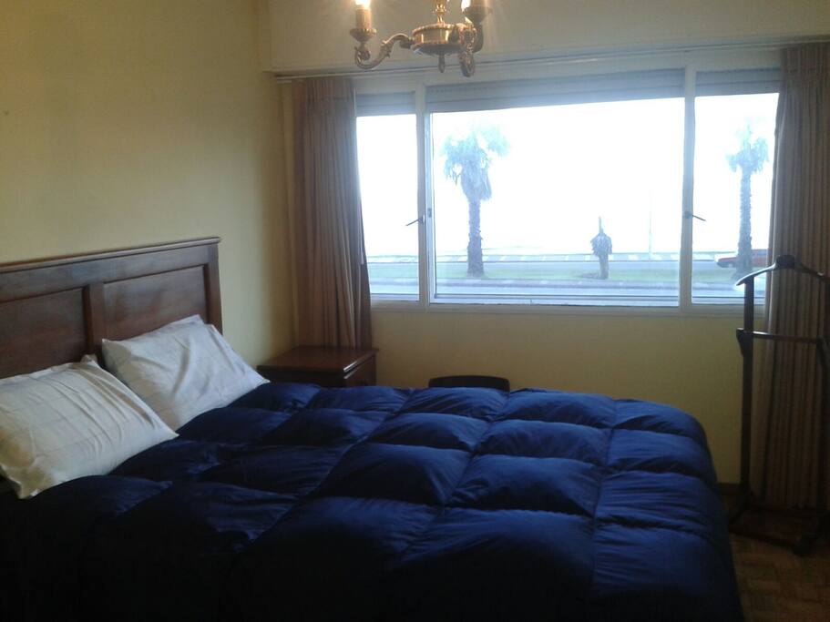 Dormitorio principal con vista al mar