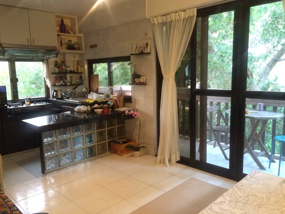 Open plan kitchen-lounge