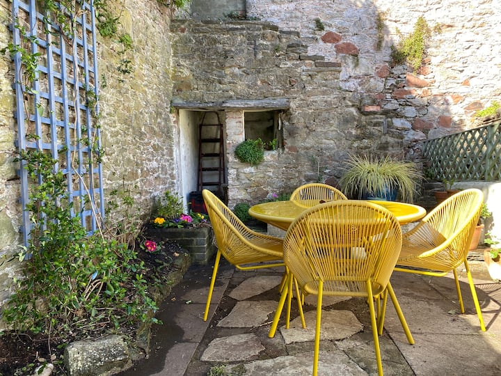 Quirky fisherman's cottage by the sea in Brixham Cottages for Rent in