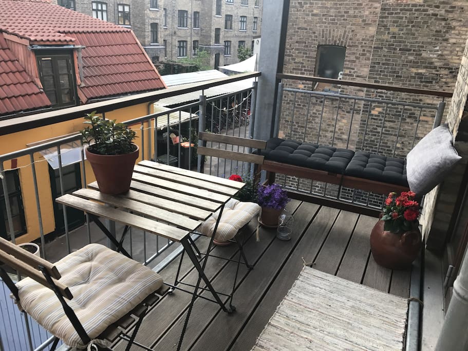 Balcony with flowers and sun from 12:30-15 & 16:30-19:30 o'clock. Perfect for reading a book or having cozy dinners