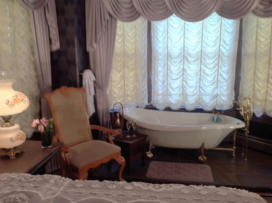 Rembrandt Room with beautiful Claw Foot Tub...