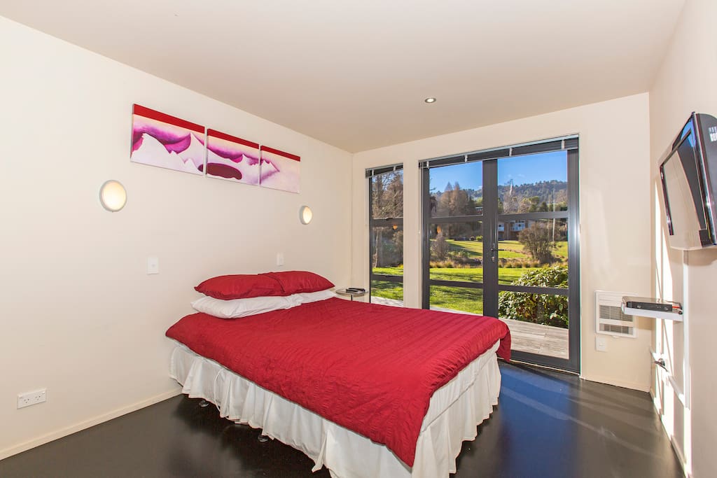 Bedroom #1 - Downstairs (Queen)