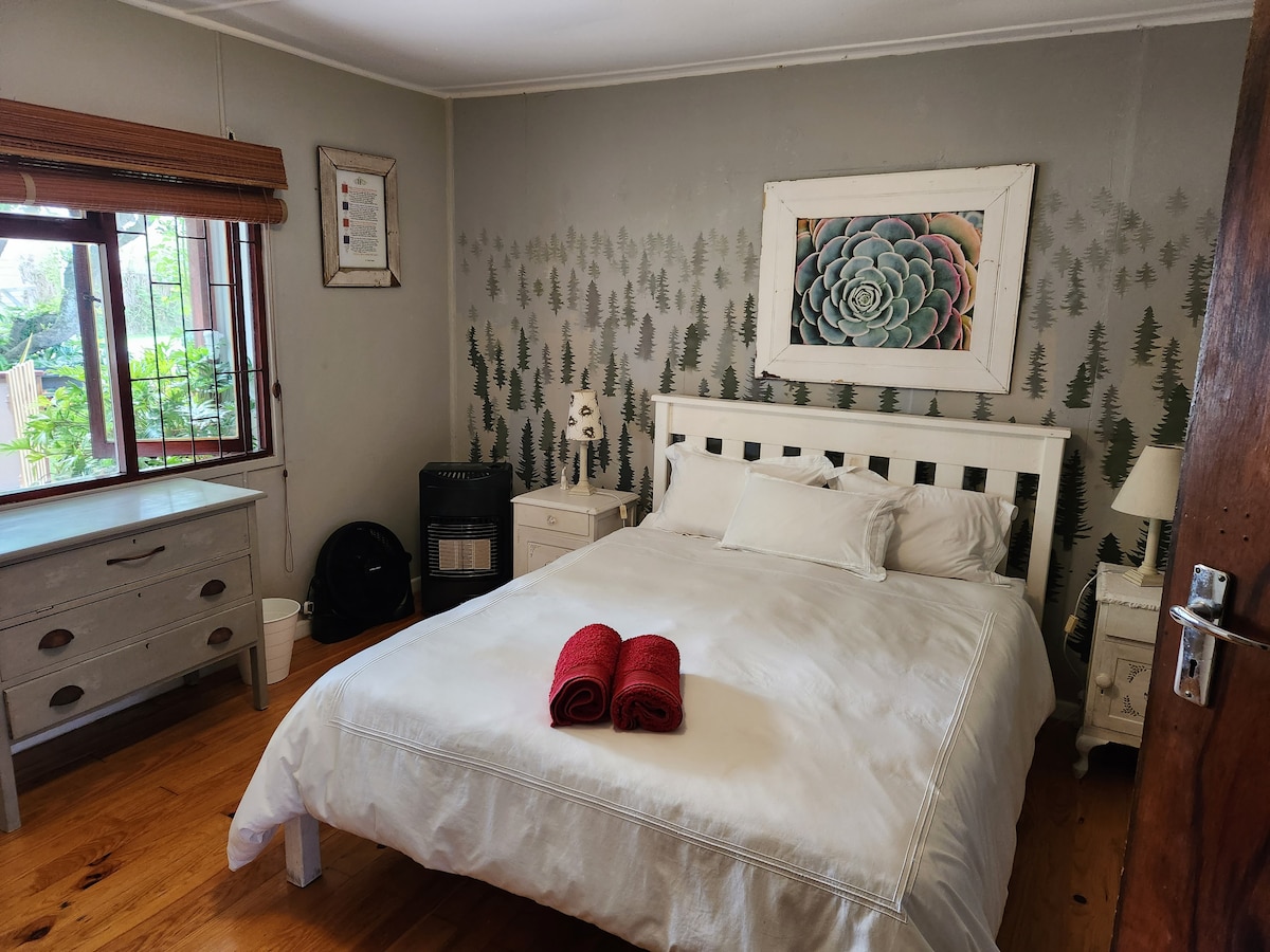 Spare bedroom with double bed