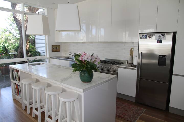 Coogee Beach House gallery image 2