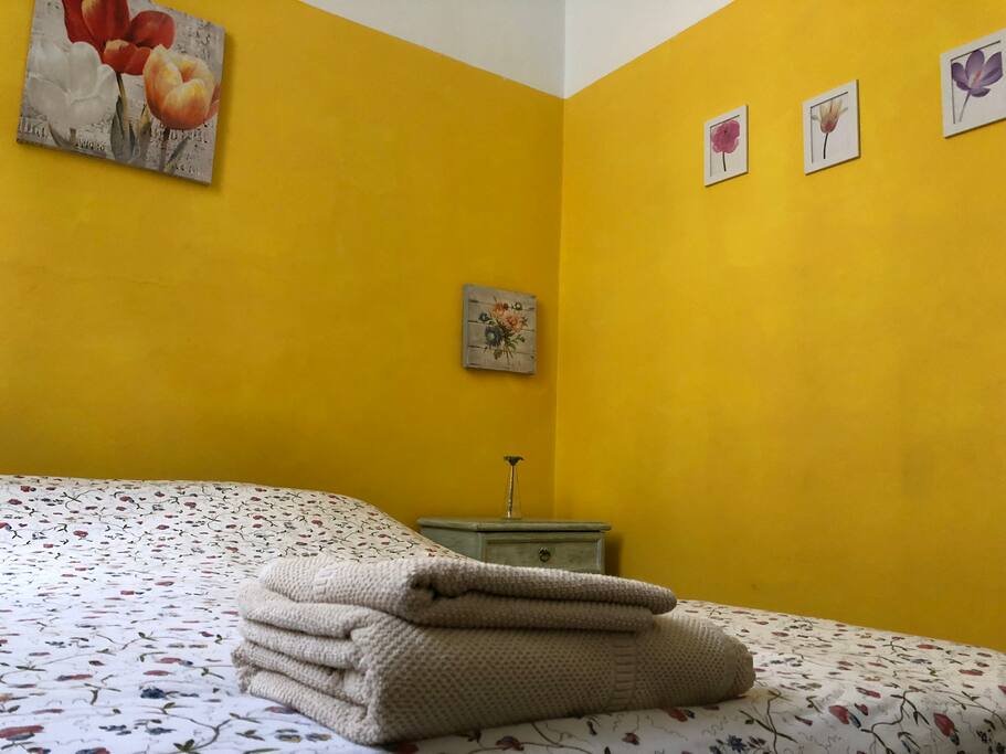 Spacious, comfy and bright single bedroom with a kingsize bed