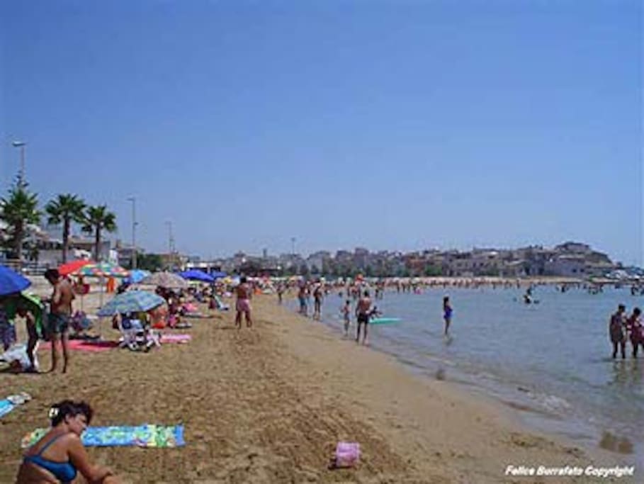 spiaggia adiacente la casa vacanza