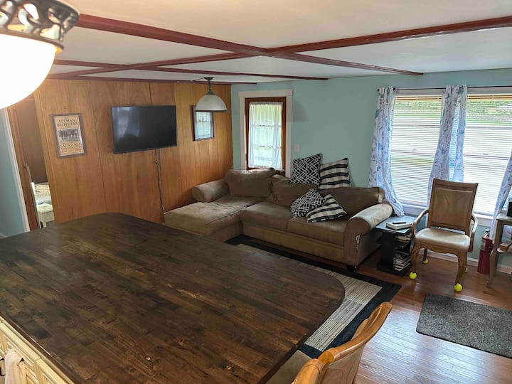 Cheerful 3-bedroom A Short Walk To The Beach ! - Hague, NY