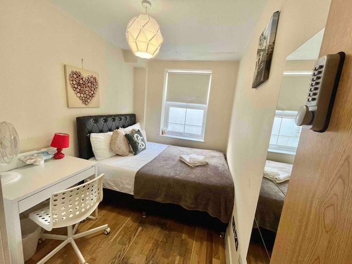 Cozy Double Bedroom in Euston London (13) Flats for Rent in Greater