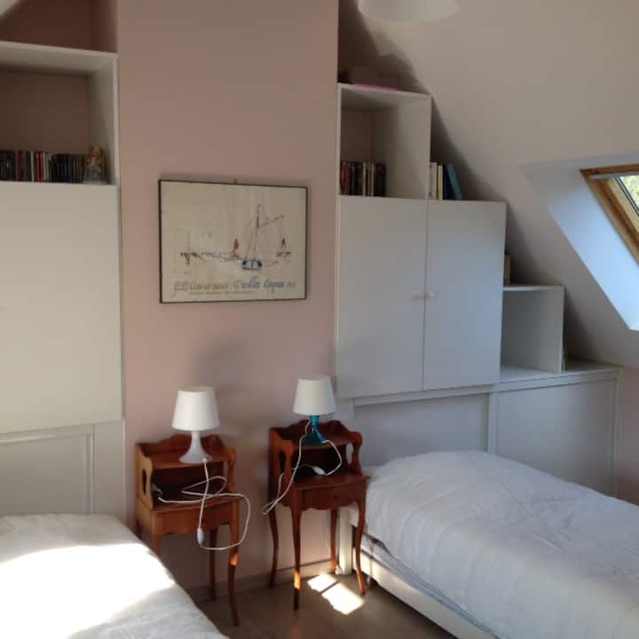 Habitación rosa 4 camas individuales