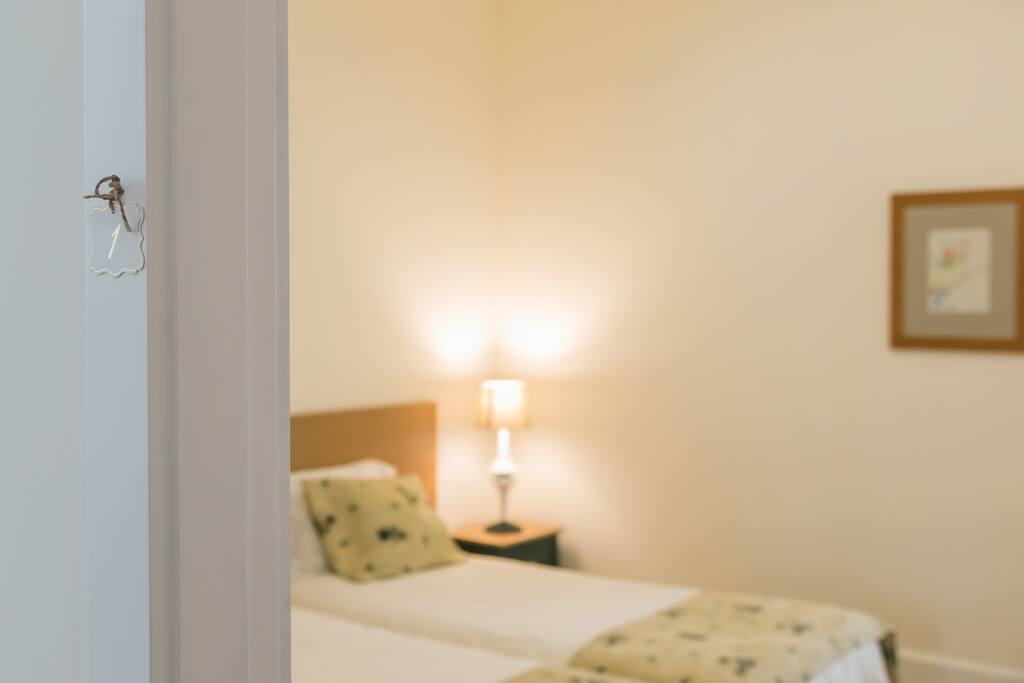 Quarto com duas camas de solteiro