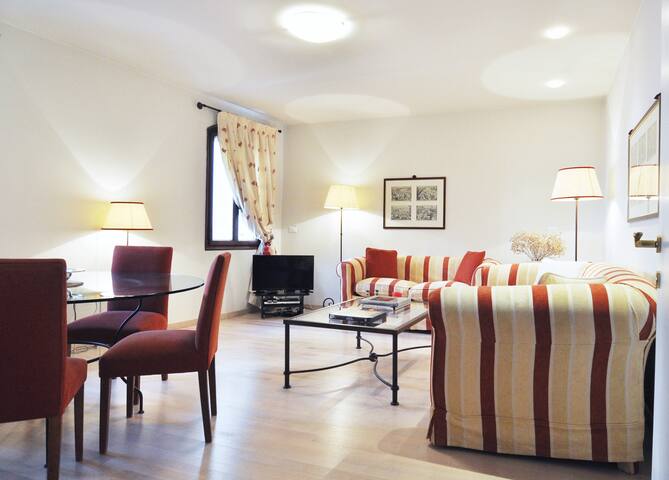 Ca’ Formosa San Marco apartment with canal views