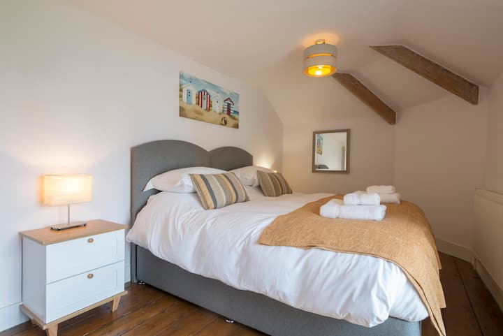 Bedroom 2 can be set up as superking or 2x single beds on request