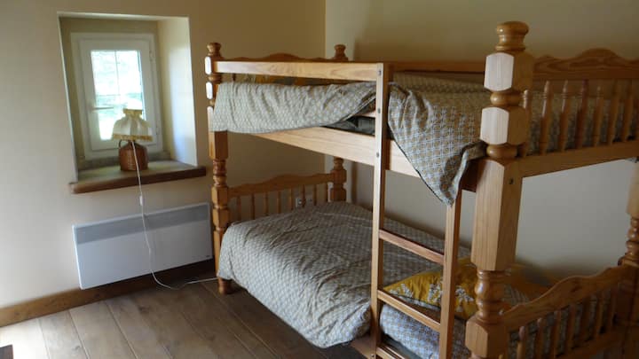 kitanda cha ghorofa, sehemu ya juu ni marufuku kwa watoto chini ya umri wa miaka 6