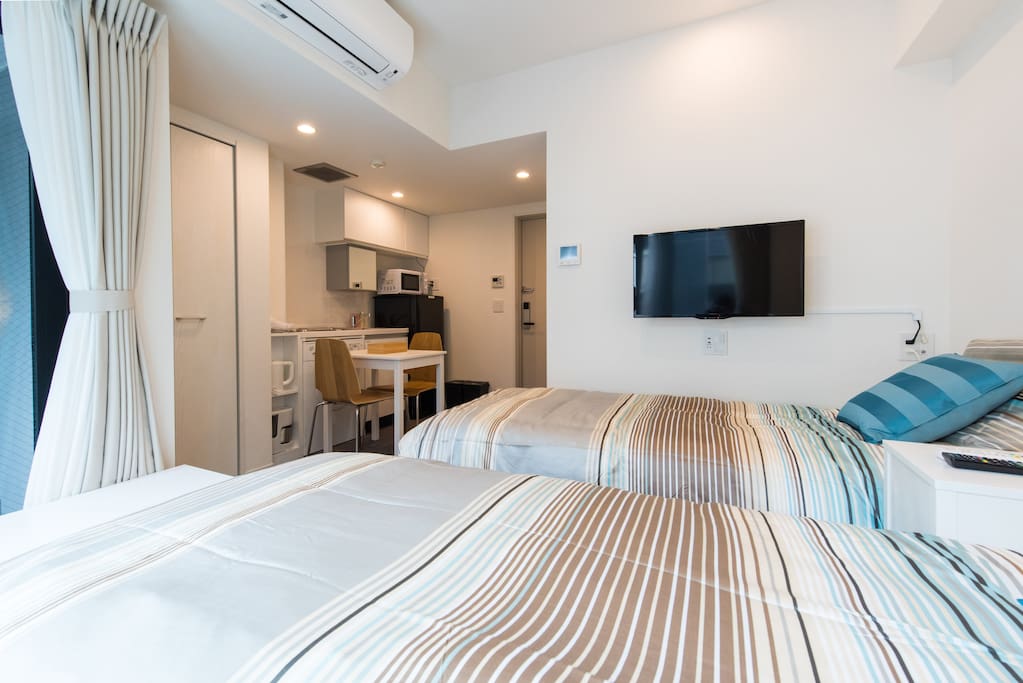 Comfy studio room with 2 single beds!