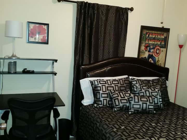 卧室2有一张书桌