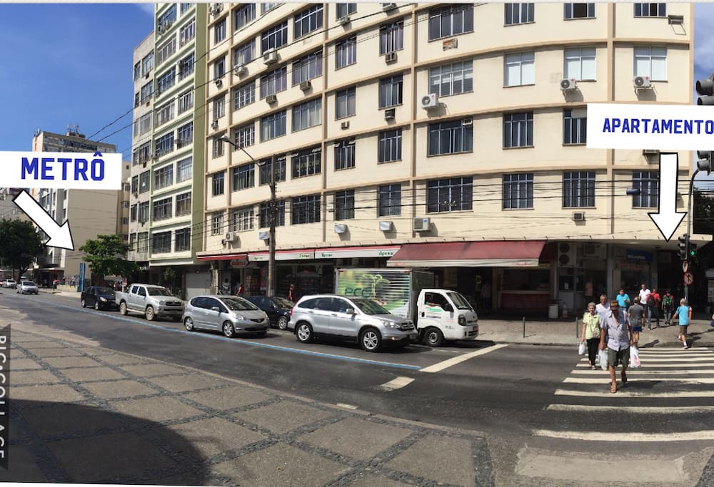 Vista da rua mostrando a proximidade da estação do metrô