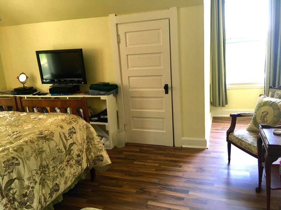 Bedroom 1 - King bed, Cable TV