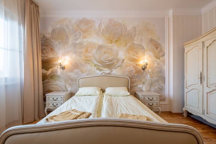 غرفة النوم الرئيسية البيضاء