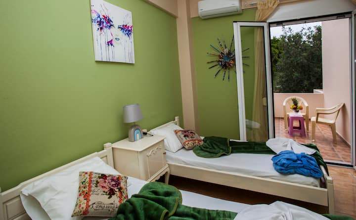 Vitajte v tejto krásnej spálni s manželskou posteľou, ohromujúcom súkromnom balkóne s výhľadom na našu záhradu citrónového stromu. Začnite svoj deň rannou šálkou čaju alebo relaxujte v pohodlí vlastného súkromného priestoru a vychutnajte si krásu prírody z balkóna.