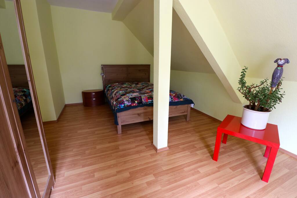 Schlafzimmer mit Doppelbett