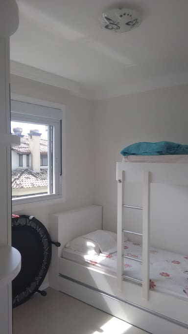 Quarto em ambiente ensolarado