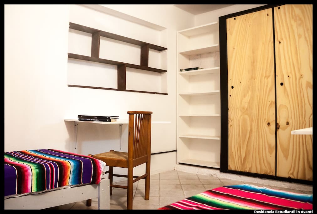 Habitación 2: Habitación doble con baño compartido y con vista al jardín. Tiene Aire Acondicionado Frío/Calor. Cuenta también con escritorios y placard personales.
