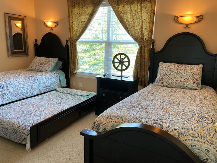 Twin Bedroom with pull-out trundle bed