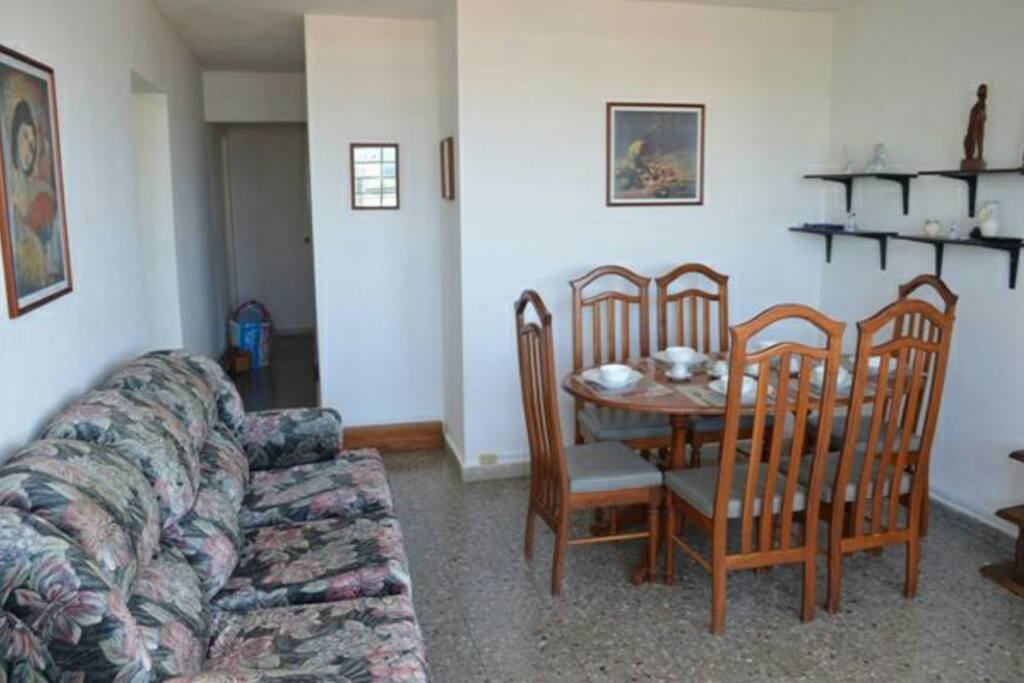 Sala, comedor y pasillo hacia las habitaciones