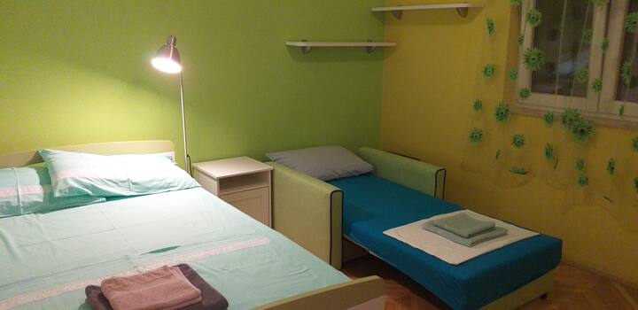 房间配有较大的床和沙发，也可以成为床。