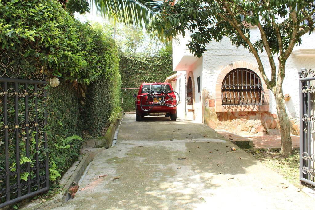 Garage espacio para 5 autos (o 4 si hay una camioneta)