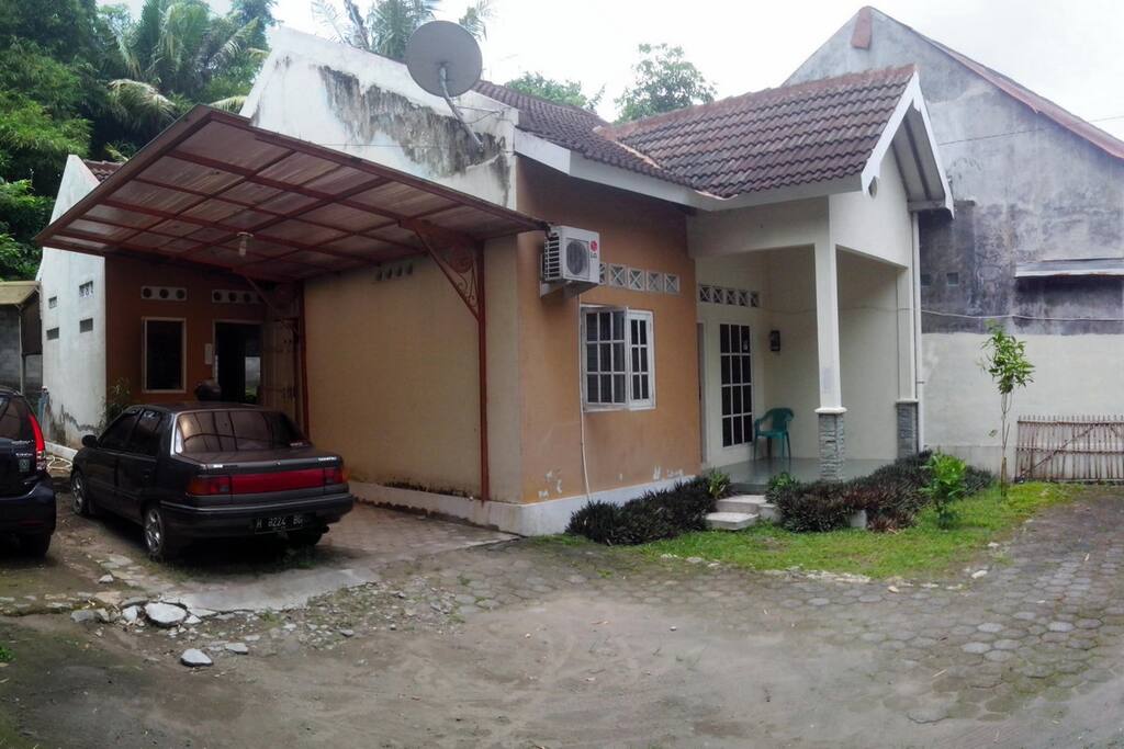 bagian depan rumah, dengan area parkir yang luas dan muat sampai 3 mobil
