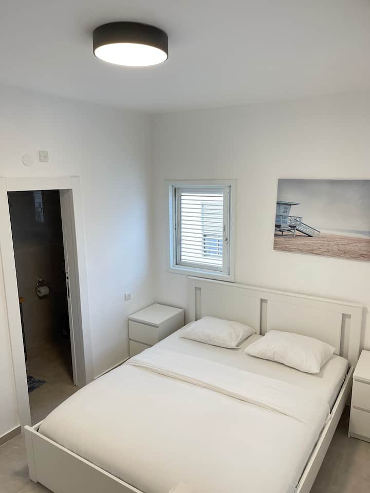 Spálňa s WC a sprchovacím kútom, veľký skladovací stôl, inteligentný televízor so službou Netflix a káblové vysielanie 