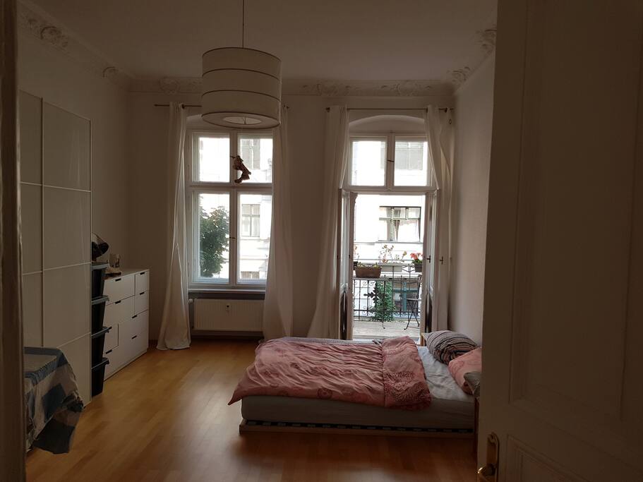 Schlafzimmer 1 mit Balkon