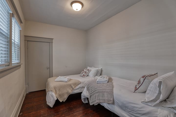 安静房间内的舒适双床，可供安静睡眠或午睡。