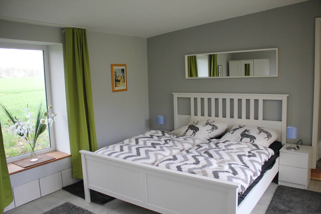 Schlafzimmer mit king size Bett (1,80 x2,00m)