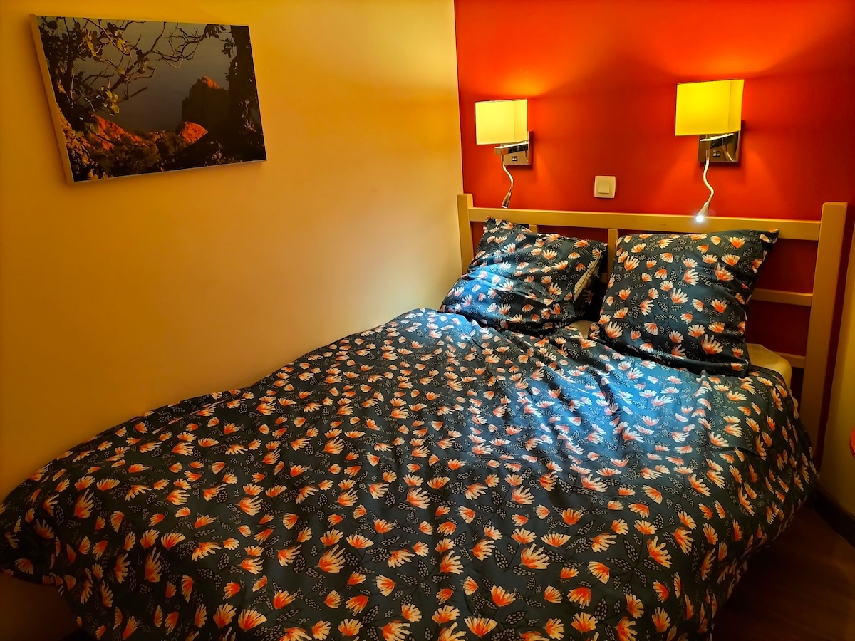 Საძინებელში დგას ორადგილიანი საწოლი 