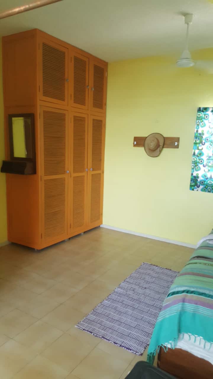 ארון בגדים עם שידה.