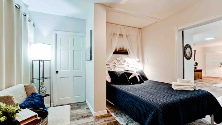 Furahia mandhari ya usiku yenye nyota katika chumba hiki cha malkia kilicho na kochi na viti viwili vya mara kwa mara vinavyoangalia eneo la bwawa la ajabu na ua wa mitende