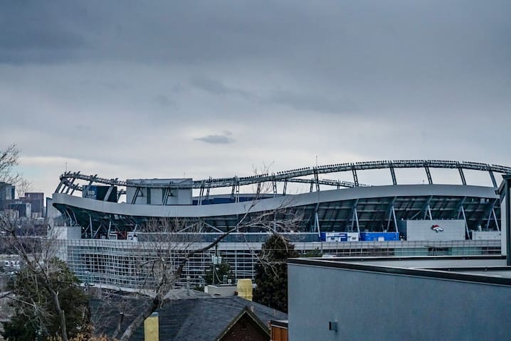 Mile High Overlook – Amazing roof top views!