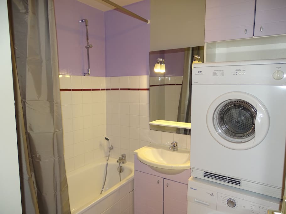 Salle de bain avec lave linge et sèche linge