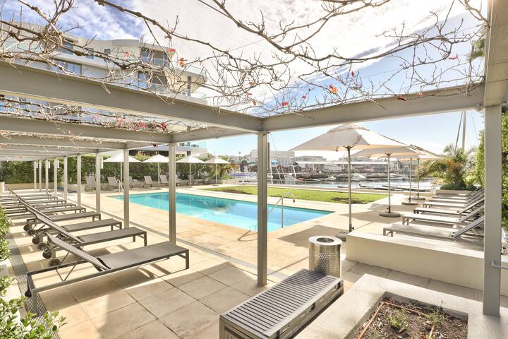 Elegant V&A Waterfront Canal Apartment gallery image 3