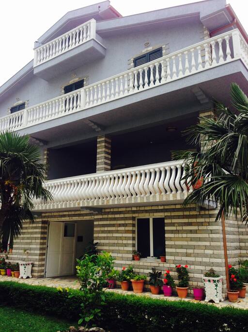 Veduta della facciata frontale della villa da un altra prospettiva.
