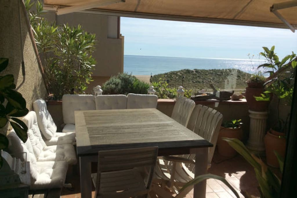 Desayuna al sol frente al mar! Bajo el toldo.
